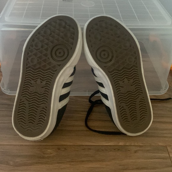 Like NEW Adidas sz 10.5 KIDS sneakers. - Picture 2 of 4